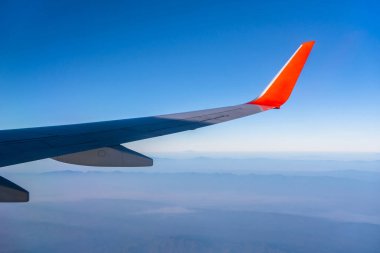 Uçağın kanadı. Fotoğraf turizm operatörlerine ve hızlı ve verimli ulaşım araçlarına uygulandı. Mesaj ya da resim çerçevesi web sitesi eklemek için resim. Seyahat kavramı.