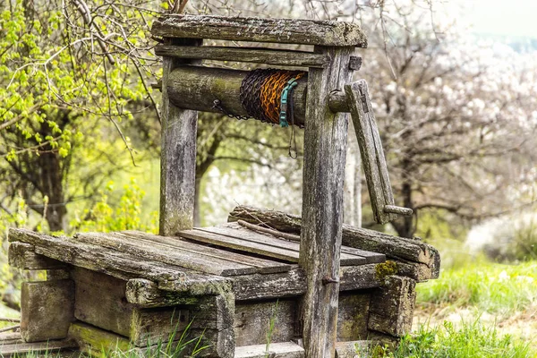 Old abandoned wooden well with beautiful structure on countryside. — Stock Photo, Image