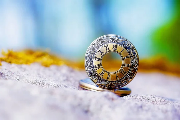 바위에 레트로 스타일 골드 포켓 시계. — 스톡 사진