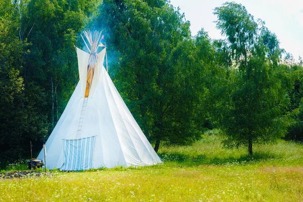 Tente indienne de tipi blanc debout dans un beau paysage d'été. — Photo