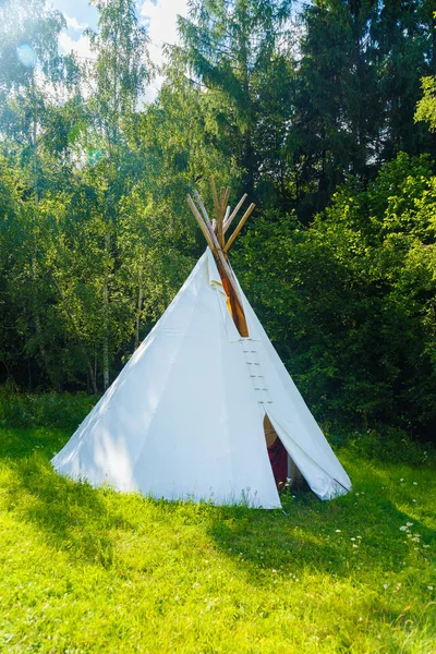 Tenda indiana bianca teepee in piedi nel bellissimo paesaggio estivo. — Foto Stock