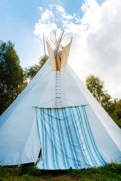 Tenda indiana bianca teepee in piedi nel bellissimo paesaggio estivo. — Foto Stock