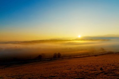 Çok güzel bir sabah manzara karayolu ve demiryolu ile siste.