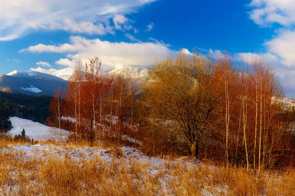 Hermoso paisaje nevado de montaña. Hermoso día soleado en las montañas . —  Fotos de Stock