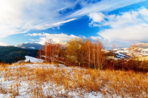 Beau paysage enneigé de montagne. Belle journée ensoleillée dans les montagnes . — Photo