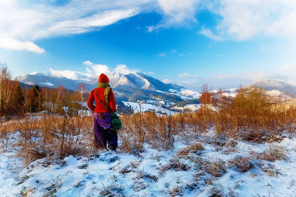 Chica en colorido etno vestido de pie en medio de paisaje de invierno . —  Fotos de Stock