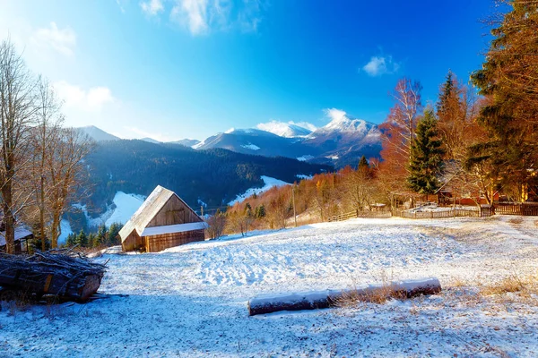 Beau paysage enneigé de montagne avec chalet. Belle journée ensoleillée dans les montagnes . — Photo