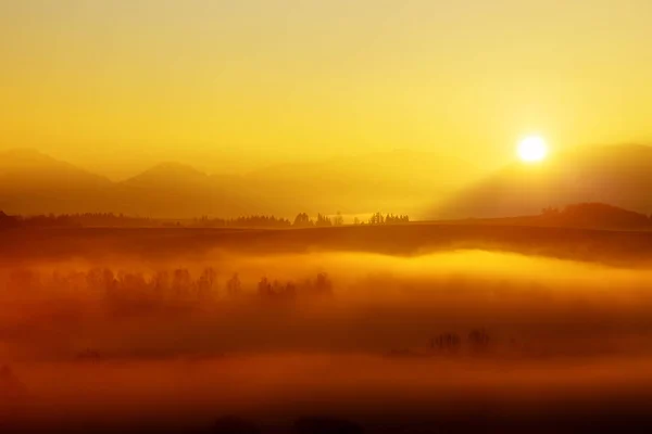 Un hermoso paisaje matutino con sol y niebla . —  Fotos de Stock