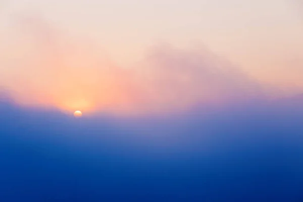 Schöne Morgenwolken mit Sonne. Morgenlandschaft im Nebel. — Stockfoto