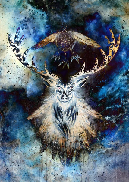 Священный декоративный дух оленя с символом ловца снов и перьями в космическом пространстве . — стоковое фото