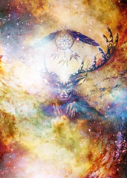 Heilige sier herten geest met dream catcher symbool en veren in kosmische ruimte. — Stockfoto