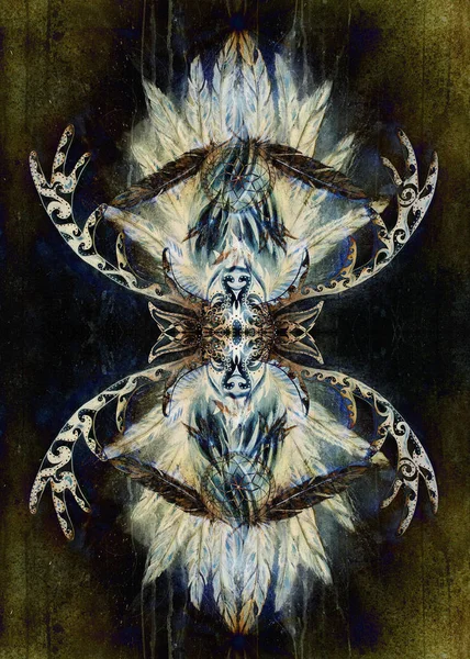 Орнаментальная композиция сакрального искусства с рогатым оленьим мотивом и перьями . — стоковое фото