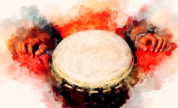 Dáma bubeník s její djembe buben a jemně rozmazané akvarel pozadí. — Stock fotografie