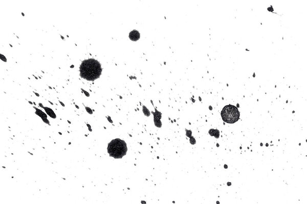 абстрактные черные пятна на белой акварельной бумаге. монохромное изображение.