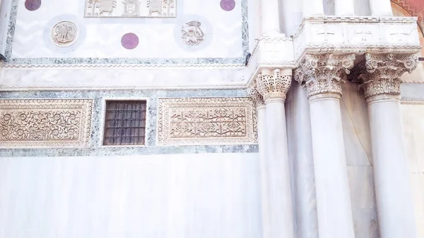Декоративные Детали Старинного Венечного Здания Итальянской Архитектуры Светового Графического Эффекта — стоковое фото
