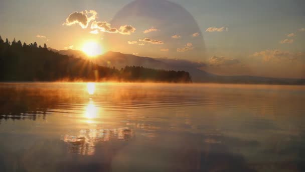 Bela paisagem com montanhas e lago ao amanhecer em dourado e minha reprodução pintura mona lisa. Mona lisa com efeito gráfico claro . — Vídeo de Stock
