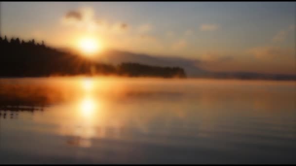 Wunderschöne Landschaft mit Bergen und See im Morgengrauen in goldenen, blauen und violetten Tönen. Unschärfeeffekt. — Stockvideo