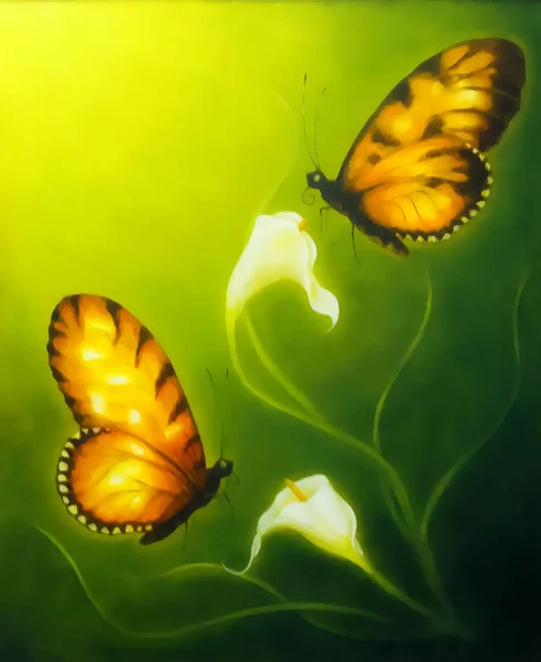 Fliegender Schmetterling auf grünem Hintergrund mit Cala-Blume. — Stockfoto