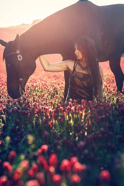 Porträt Frau und Pferd im Freien. Frau umarmt ein Pferd. — Stockfoto