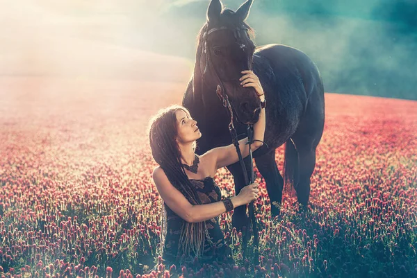 Porträtt kvinna och häst utomhus. Kvinna kramar en häst. — Stockfoto