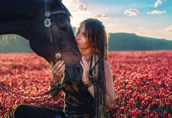 Портрет жінки і коня на відкритому повітрі. Жінка обіймає коня . — стокове фото