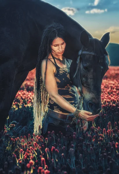 Mulher de retrato e cavalo ao ar livre. Mulher abraçando um cavalo. — Fotografia de Stock