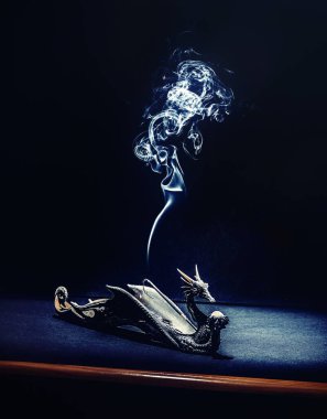 duman tütsü çubuğu, siyah bir arka planda duman.