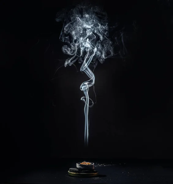 Rökelse med förbränning av kol och hartser. — Stockfoto