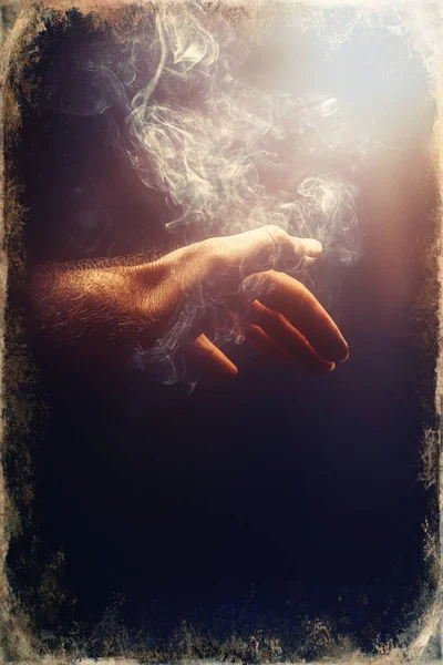 Hand i rök på svart bakgrund. Gamla fotoeffekter. — Stockfoto