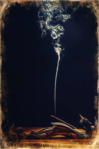 Rökelse pinne, rök på en svart bakgrund. Gamla fotoeffekter. — Stockfoto