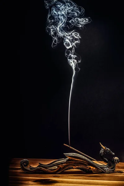 Rökelse pinne, rök på en svart bakgrund. — Stockfoto