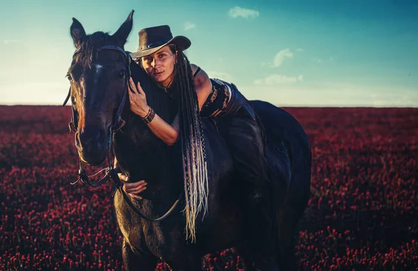 Mulher de retrato e cavalo ao ar livre. Mulher abraçando um cavalo. — Fotografia de Stock