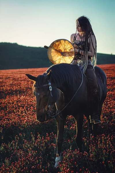 Jeune fille dreadded avec son cheval et chamanique cadre tambour. — Photo