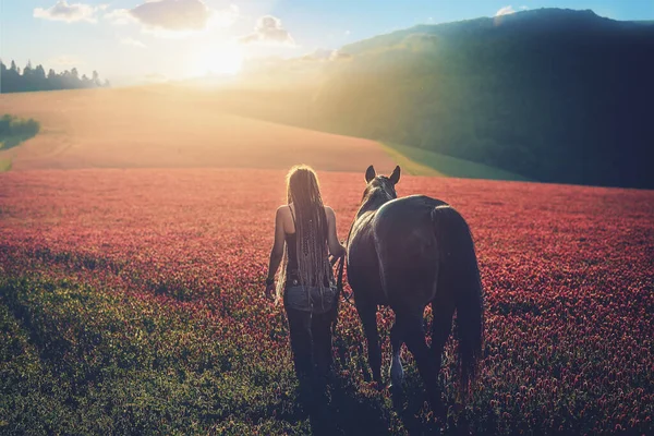 Jovem menina temida bonita ao ar livre com seu cavalo . — Fotografia de Stock