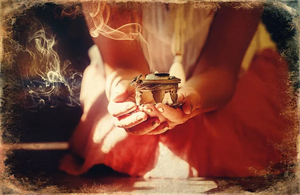 女性の手のお香黒い背景のお香の煙。古い写真効果. — ストック写真