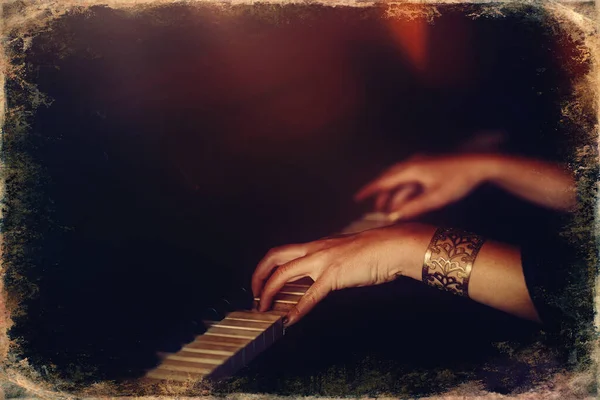 Ženy ruce na klávesnici klavíru detailní záběr. Starý efekt fotografie — Stock fotografie