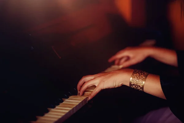 Frauenhände auf der Tastatur des Klaviers Nahaufnahme. — Stockfoto