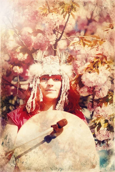 Krásná šamanská dívka hraje na šaman rám buben v přírodě. Starý efekt fotografie. — Stock fotografie