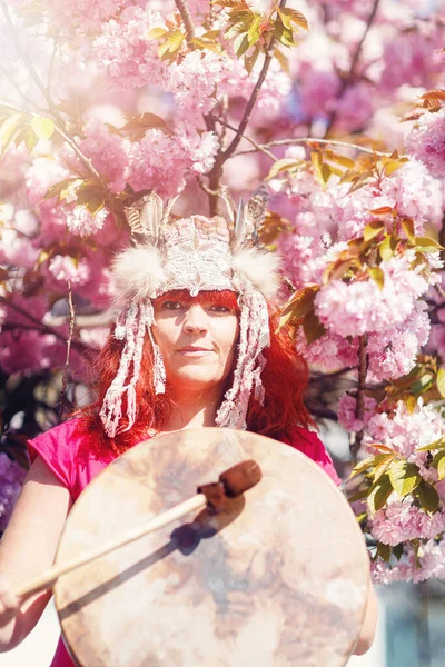 Frumoasa fata samanic joc pe shaman cadru tambur în the natură . — Fotografie, imagine de stoc