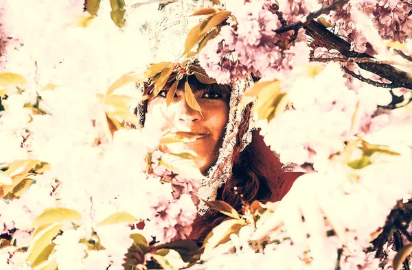 Krásná šamanská žena s čelenkou v přírodě. Starý efekt fotografie. — Stock fotografie