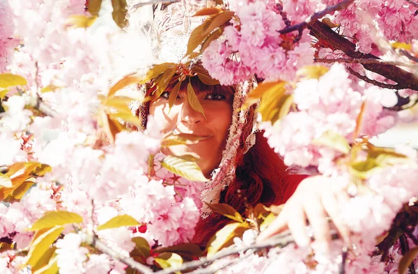 Beautiful shamanic woman with headband in the nature. — Stock Photo, Image