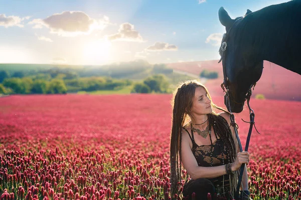 여자와 말의 형상 이 야외에 있다. 말을 치는 여자. — 스톡 사진