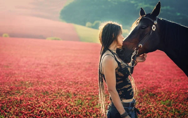 Mulher de retrato e cavalo ao ar livre. Mulher abraçando um cavalo. — Fotografia de Stock