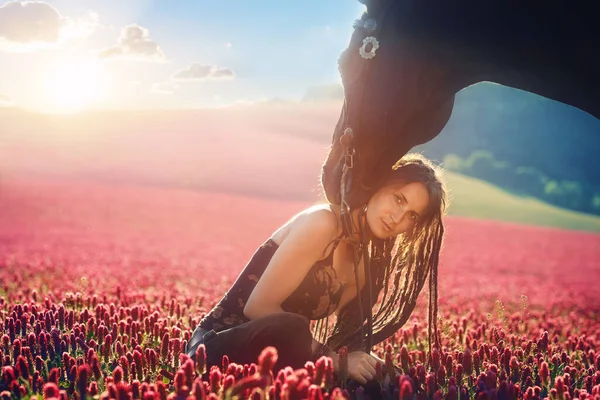 Mulher de retrato e cavalo ao ar livre. Mulher abraçando um cavalo. — Fotografia de Stock