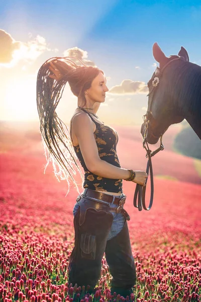 Ritratto donna e cavallo all'aperto. Donna che abbraccia un cavallo. — Foto Stock