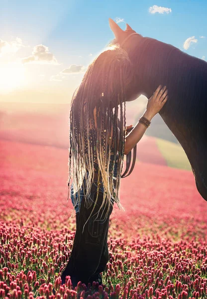 Porträt Frau und Pferd im Freien. Frau umarmt ein Pferd. — Stockfoto