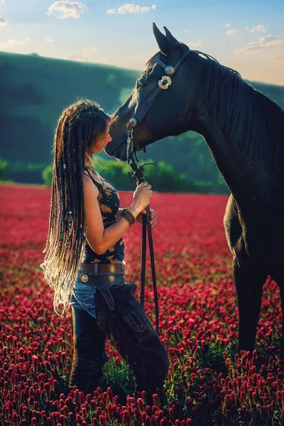 肖像画の女性と馬の屋外。馬を抱いている女. — ストック写真