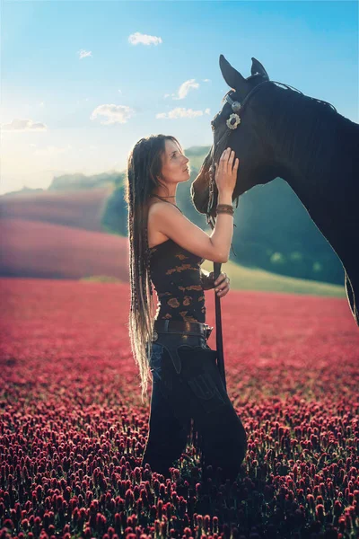 Porträt Frau und Pferd im Freien. Frau umarmt ein Pferd. — Stockfoto