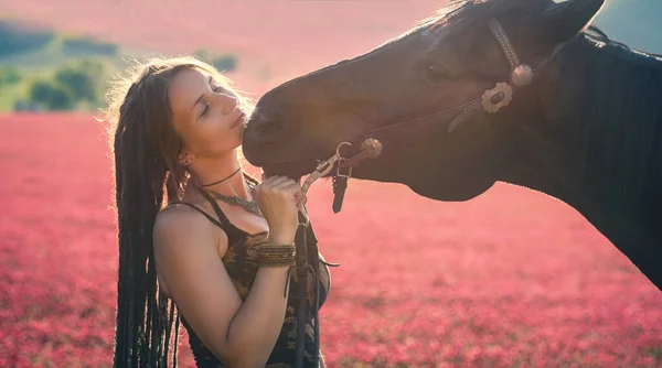 Portrét ženy a koně venku. Žena objímající koně. — Stock fotografie