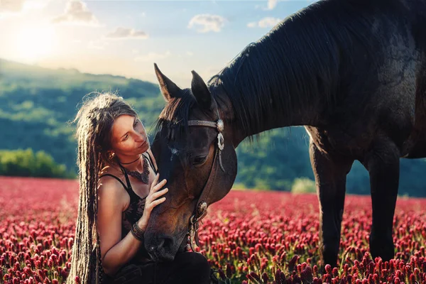 Portrait woman and horse outdoors. Woman hugging a horse. — Stock Photo, Image